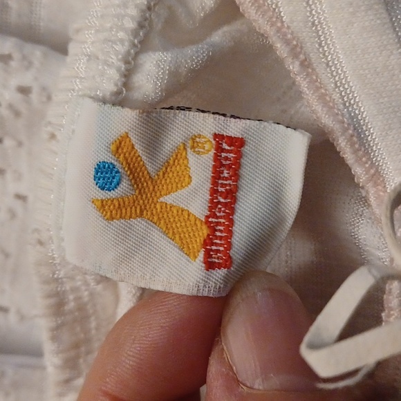 4/$30 White Lacy Long Bell Sleeve Tee - Size 5 (Girl) - Picture 6 of 7